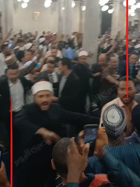 تدافع كبير خلال تشييع جثمان الدكتور أحمد عمر هاشم من الجامع الأزهر تصوير: إيهاب عمران