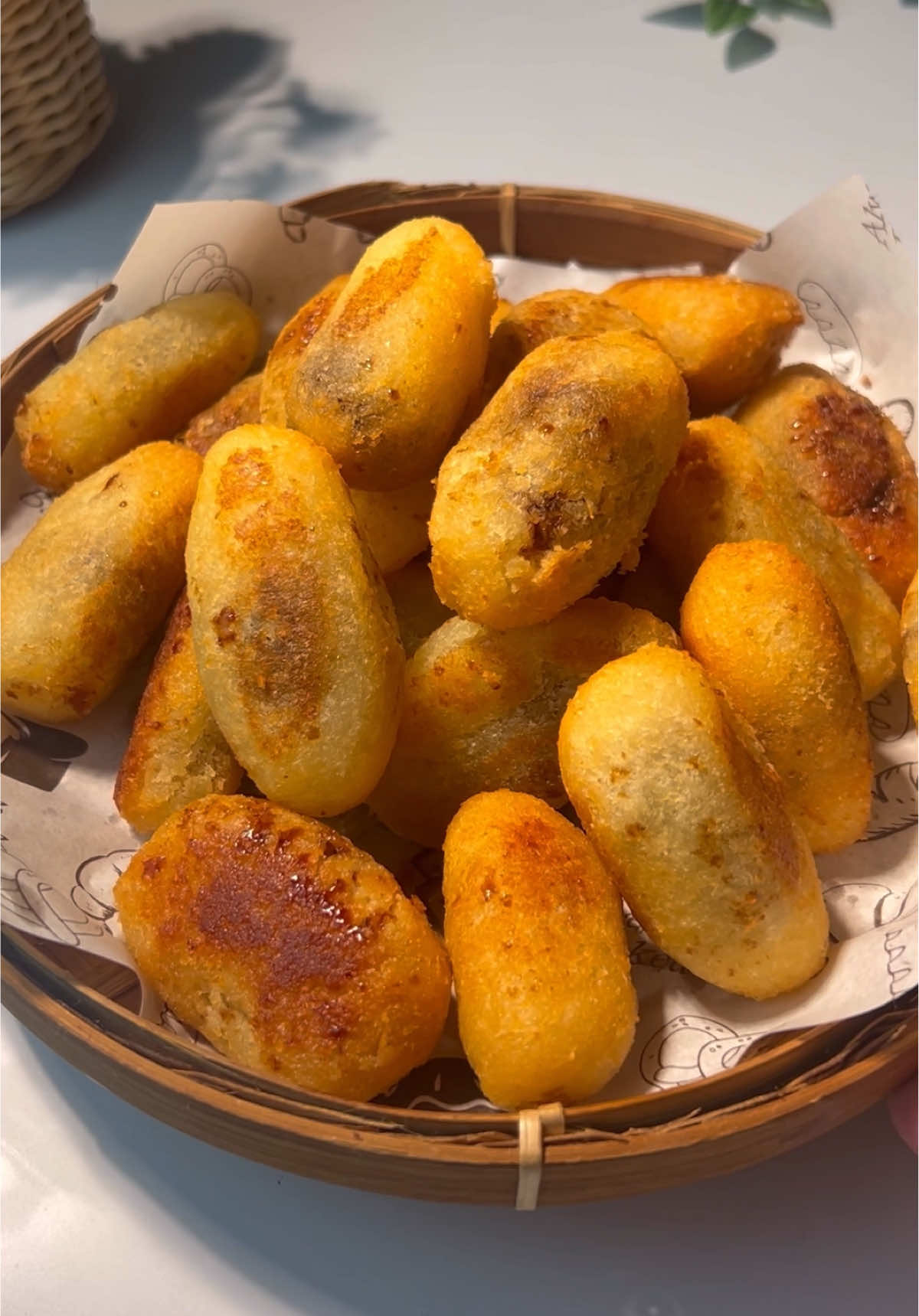 Salah satu olahan singkong yang enak banget , Dan buatnya juga simpel tinggal adu aduk aja 😍‼️ Bahan-bahan :  * singkong parut 1 kg  * kelapa parut 250 gr ( ambil putihnya aja , dan gunakan kelapa setengah tua )  * gula pasir 30 gr  * tepung tapioka 50 gr  * garam 1/2 sdt  * gula merah 100 gr  #olahansingkong #singkonggoreng #jajananpasar #getas #kuetradisionalindonesia 