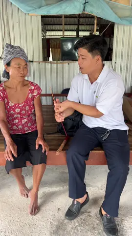 Lợi dụng người dân vào nhà bán nhang hốt luôn 1 cây vàng