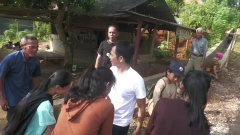 #CapCut bapak ini nangis haru ketemu om Zein, karena jalan depan rumah nya tidak jelek lagi#omzeinbupatipurwakarta #saepulbahribinzein #omzein #omzeinbupatiaing 