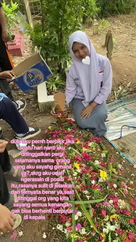 skrg kamu udh gk ngerasain sakit lagi,udh tenang di surga rumah baru kamu yang lebih indah,aku selalu doain kamu disetiap doaku semoga kita bisa bertemu lagi di alam yang sama ya,ternyata fotbar kemaren itu sebagai tnda” kalau kamu gk bakal fotbar lagi sama aku.aku sayang kamu tapi allah lebih sayang kamu,kamu harus baik” disana ya i miss you🥀🥀😭😭 
