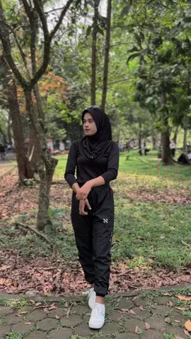 Bukan cuma nyaman, tapi bikin penampilan makin keren! 💫 Jogger ini wajib banget masuk wishlist kamu! 🛒 #celana #jogger #celanaolahraga #promoguncang1010 #diskon 