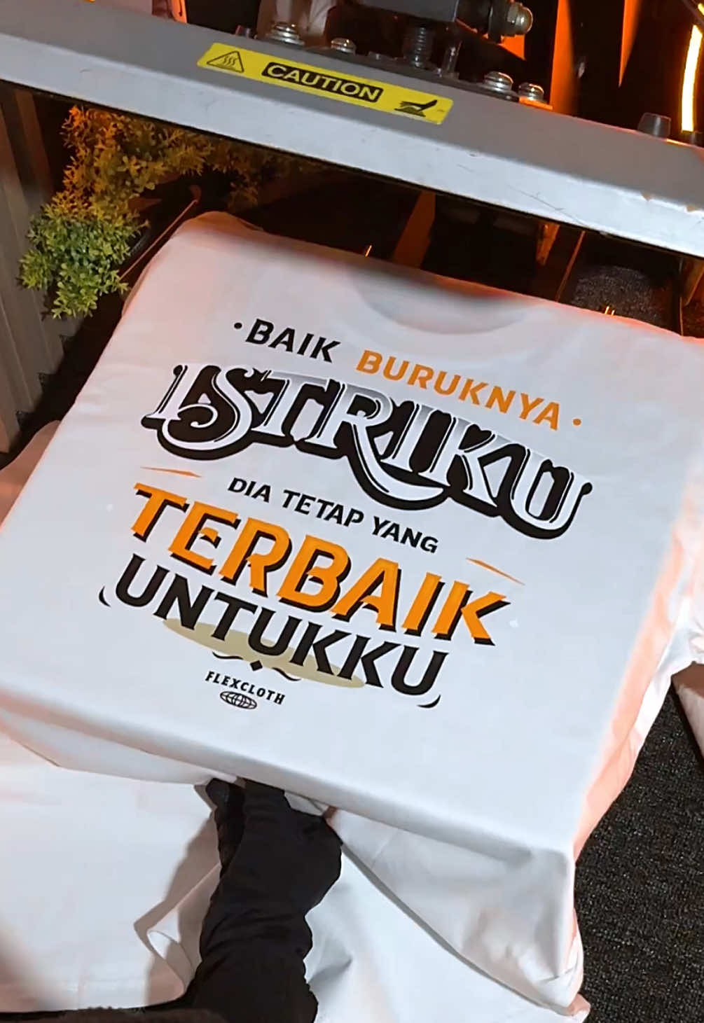 Cuma laki-laki tulus yang berani pake baju ini😇 #kaospria #suamiidaman #kaosviral #pasanganromantis 