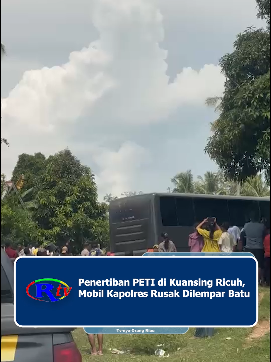 Penertiban PETI di Kuansing Ricuh, Mobil Kapolres Rusak Dilempar Batu #FYP#BERITAVIRAL #KUANSING#penambanganemasilegal#RIAU RIAUTELEVISI.COM, KUANSING - Penertiban aktivitas pertambangan emas tanpa izin atau PETI di Desa Pulau Bayur, Kecamatan Cerenti, Kabupaten Kuantan Singingi, berujung ricuh. Aksi yang berlangsung Selasa (07/10/2025) siang ini mendapat perlawanan dari penambang liar di tepian Sungai Kuantan. Para pelaku tambang ilegal bahkan mengerahkan masyarakat untuk menghadang tim gabungan yang terdiri dari Polri, TNI, BPBD, dan Satpol PP. Penertiban dipimpin langsung oleh Bupati Kuansing, Suhardiman Amby, bersama Kapolres Kuansing, AKBP R. Ricky Pratidiningrat. Dengan menggunakan delapan boat, tim menyusuri Sungai Kuantan dan berhasil memusnahkan sekitar empat puluh rakit PETI yang beroperasi di wilayah tersebut. Namun situasi sempat memanas. Saat rombongan Kapolres hendak meninggalkan lokasi, warga yang tidak terima rakit mereka dimusnahkan melakukan aksi pelemparan. Akibatnya, mobil dinas Kapolres Kuansing mengalami kerusakan cukup parah. Kaca mobil pecah akibat lemparan batu dari massa.