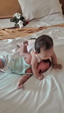 POV: the toddler realized the baby isn’t visiting… it’s staying 👀🤣 #jealoussiblings #toddlermood #siblingchaos #funnykids #chaoskids 