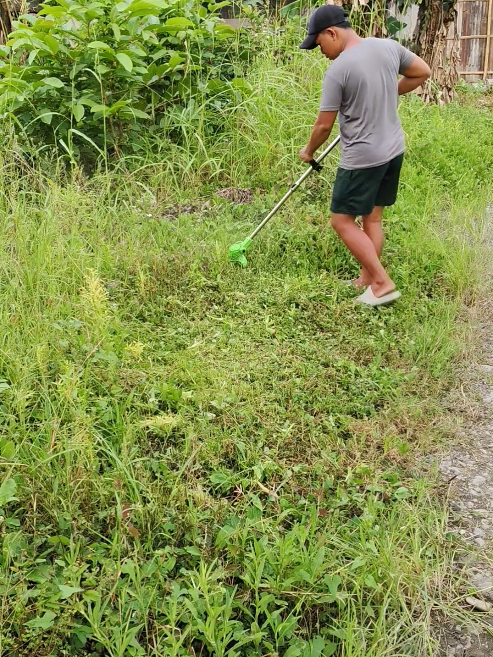 MAS MAPAPADALI AT ENJOYABLE NA ANG PAGLILINIS MO SA IYONG BAKURAN, KAPAG MERON KA NITONG RECHARGEABLE CORDLESS GRASS CUTTER #cordlessgrasstrimmer #cordlessgrasscutter #grasscutter #rechargeablecordlessgrasscutter #cordlessgrasscutterrecheargeable, 