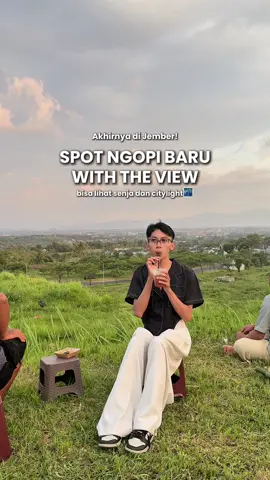 AKHIRNYA DI JEMBER ADA SPOT NGOPI BARU WITH SUNSET/CITYLIGHT?😍 Jember emang gabisa diem ya, gaperlu jauh-jauh ngopi di Rembangan karena di dalam Bernadyland sudah ada tempat ngopi tempatnya nyaman dan harganya terjangkau🤩 Banyumili Otw ⏰ : Buka Setiap Hari (16.00-00.00) 📍 : Perumahan Bernadyland Jember #jember #rekomendasijember #fyp #fypシ゚ #makananjember 
