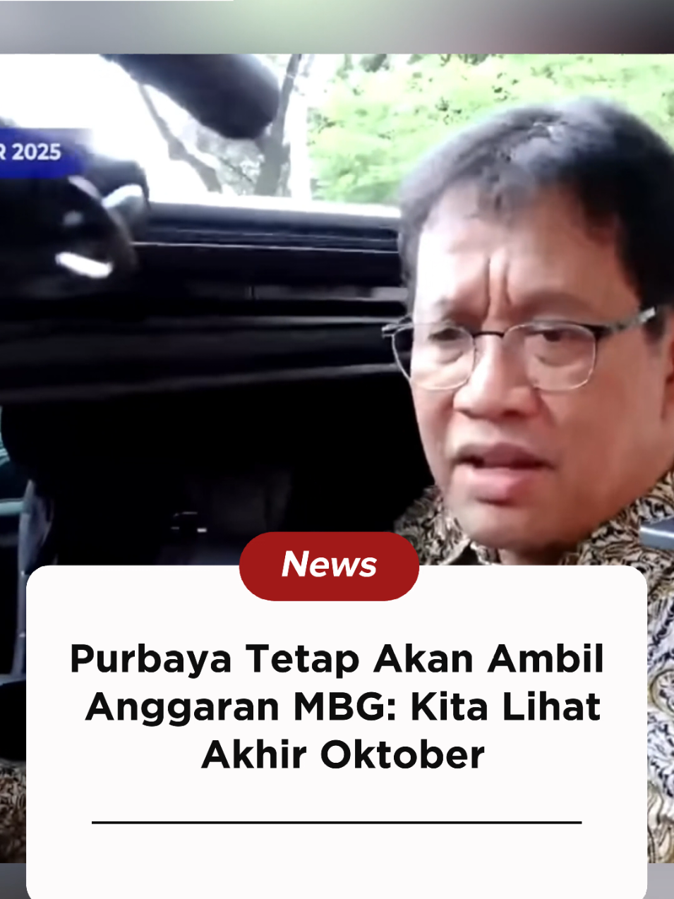 Menteri Keuangan (Menkeu) Purbaya Yudhi Sadewa merespon ucapan Ketua Dewan Ekonomi Nasional (DEN), Luhut Pandjaitan yang meminta dirinya tidak mengambil anggaran Program Makan Bergizi Gratis (MBG). Ia menegaskan bakal tetap memotong anggaran MBG jika memang hingga akhir Oktober 2025 tidak terserap. “Kan kita melihat sampai akhir Oktober, kalau tidak menyerap ya kita akan potong juga,” kata Purbaya di Monumen Nasional, Jakarta, Minggu (5/10/2025), dilansir dari Kompas.com. Menurutnya, Luhut menyatakan demikian lantaran menilai penyerapan anggaran MBG sudah bagus. “Itu kan berarti Pak Luhut sudah mengakses penyerapan anggarannya, berarti dia nilai itu sudah bagus semua,” ujar Purbaya. Sebelumnya, Ketua Dewan Ekonomi Nasional (DEN), Luhut Pandjaitan menyinggung Menteri Keuangan (Menkeu), Purbaya Yudhi Sadewa terkait anggaran MBG saat bertemu dengan Kepala Badan Gizi Nasional (BGN), Dadan Hindayana untuk membahas program Makan Bergizi Gratis pada Jumat (3/10/2025). “Kami pastikan penyerapan anggaran sekarang kelihatan sangat membaik, sehingga menteri keuangan nanti Ndak perlu ngambil-ngambil anggaran yang tidak terserap”, jelas Luhut. Menurutnya anggaran MBG akan terserap dengan baik dan menyebar. “Tadi kami lihat dana semua akan terserap dengan baik dan itu akan terjadi penyebaran dan itu saya kira akan menggerakkan ekonomi di bawah,” ujar Luhut. Lebih lanjut, Luhut menyampaikan, program MBG bisa menyerap hingga 380 ribu lapangan pekerjaan untuk mengatasi masalah lapangan kerja. “Itu saya kira membantu sekali dalam keadaan ekonomi dunia yang tidak menentu sekarang ini, makan bergizi menjadi salah satu peluang untuk kita mengatasi masalah-masalah ini,” ungkapnya. #newsupdate #makanbergizigratis #menkeu #luhutpandjaitan #danambg 