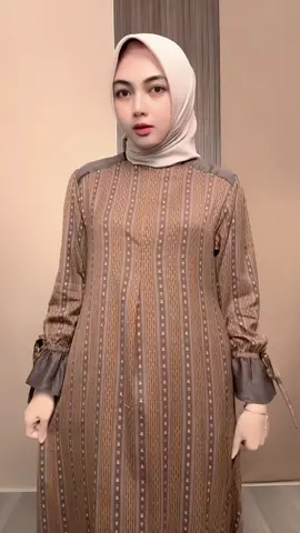 Cakep kan? Langsung jatuh hati waktu pandangan pertama sama dress nya 😍