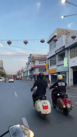 Kota pahlawan 🦸‍♀️  #surabaya #vespasurabaya #pespanan #scooter 