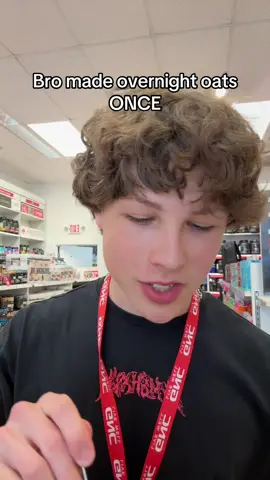 Recently been spamming overnight oats that are high protein low calorie. I’m working on some recipes right now that are simple but taste good, gonna be posting them soon. #GymTok #Fitness #dietingtips 