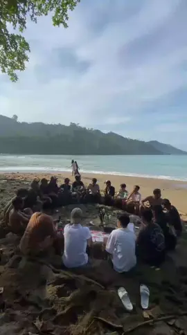 rehat sejenak untuk holiday bersama kawan²🍀🍻💥 #pantaiwediawu #yoman  #vibespantai #arekarekdewe  #holliday 