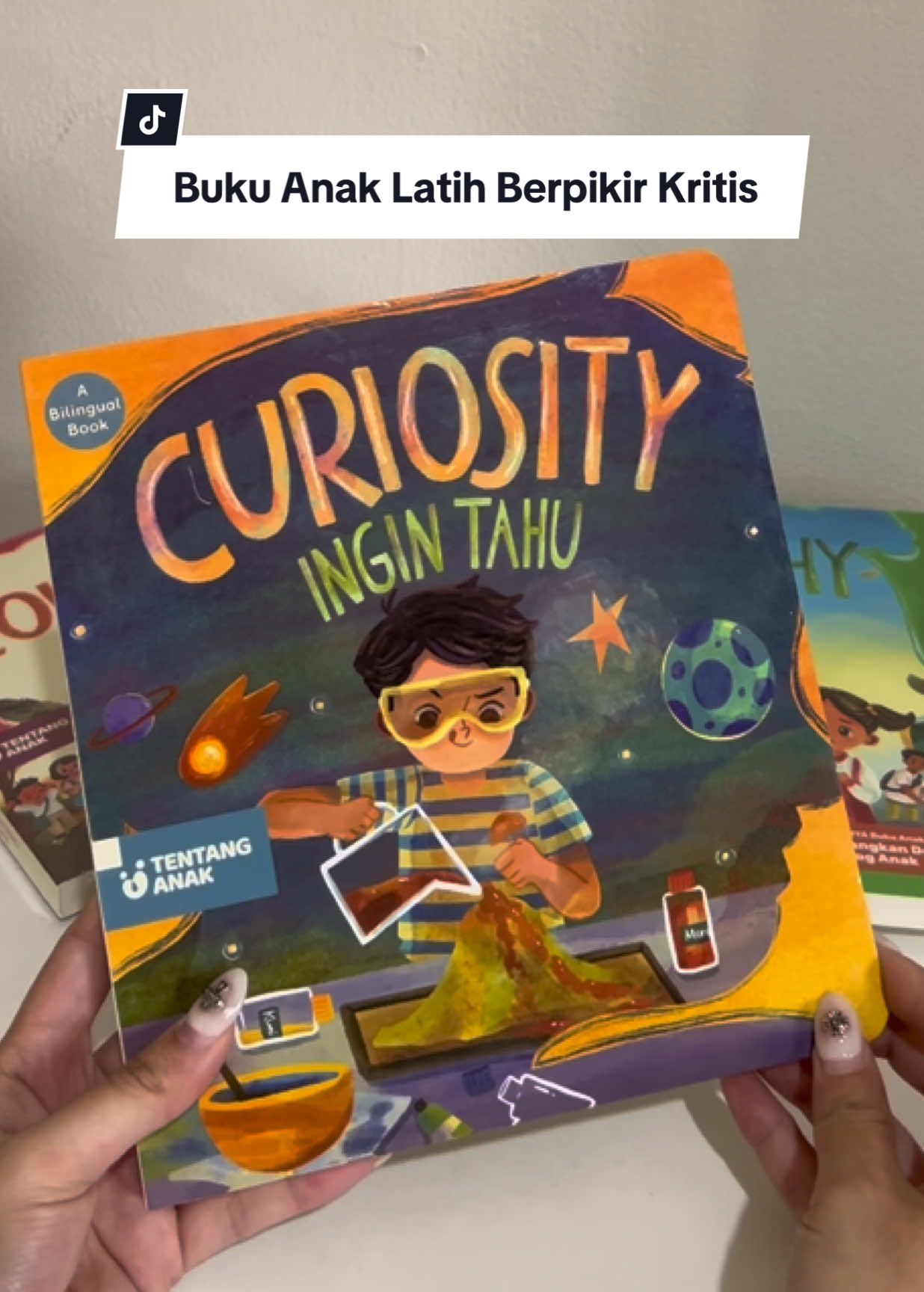 Anak banyak tanya itu wajar, karena dunia ini baru untuknya. Hal terbaik yang AyBun bisa lakukan adalah menuntunnya. Coba lewat buku bilingual dari Tentang Anak ini, bisa latih kemampuan anak berpikir kritis! 🧡 #bukutentanganak #promoguncang1010 #boardbookanak #bukubilingualanak #bukuanak 