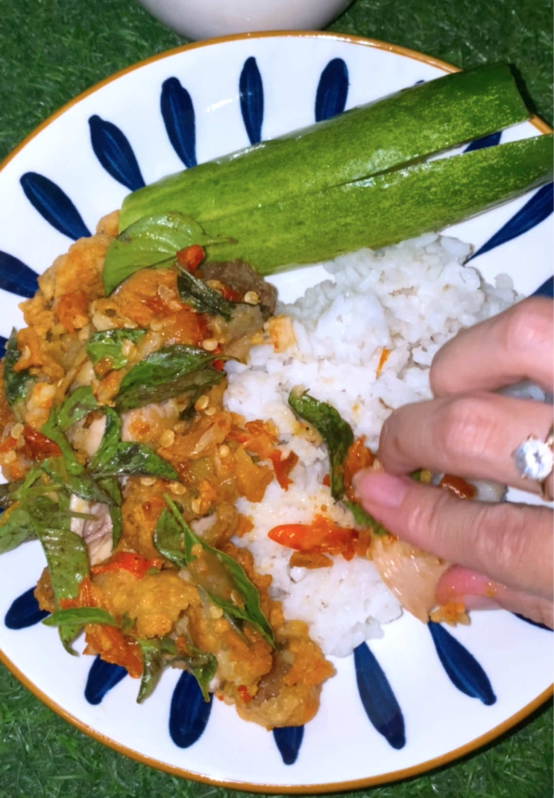 Ayam geprek sambel kemangi .. • Sambelnya cuman cabe rawit,bamer,baput yg udah digoreng.. • kasih garem sma Micin.. • jangan lupa kemangi yang banyak.. #masakansimple #masakanrumahan #ayamgeprek #menusimple #sambelgeprek 