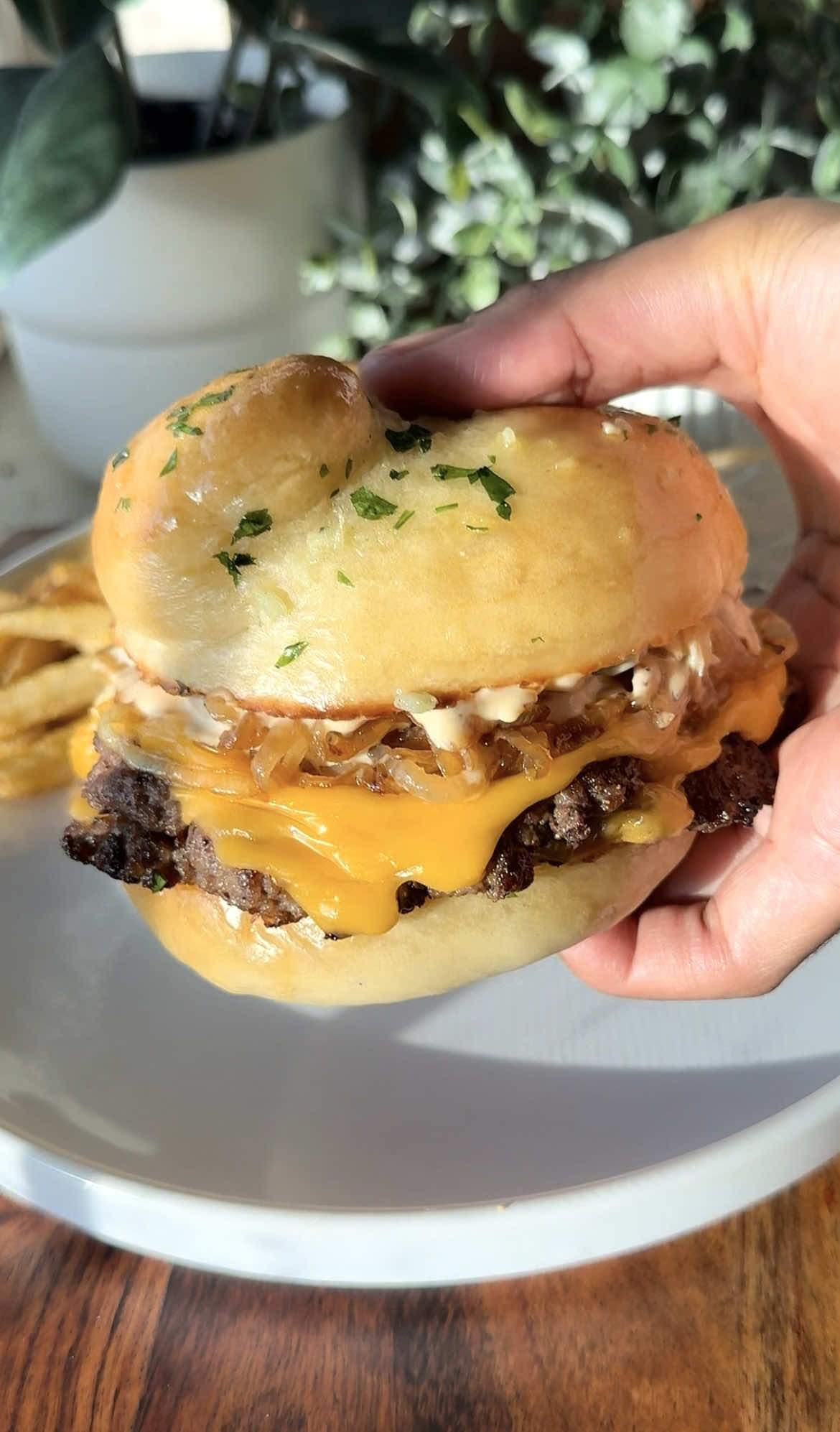 garlic knot smash burger 🧄🍔 - double cheeseburger with caramelized onions between a homemade giant garlic knot bun 🔗 full recipe is on my website link in bio 💗 #garlicknots #smashburger #Recipes #FoodTok