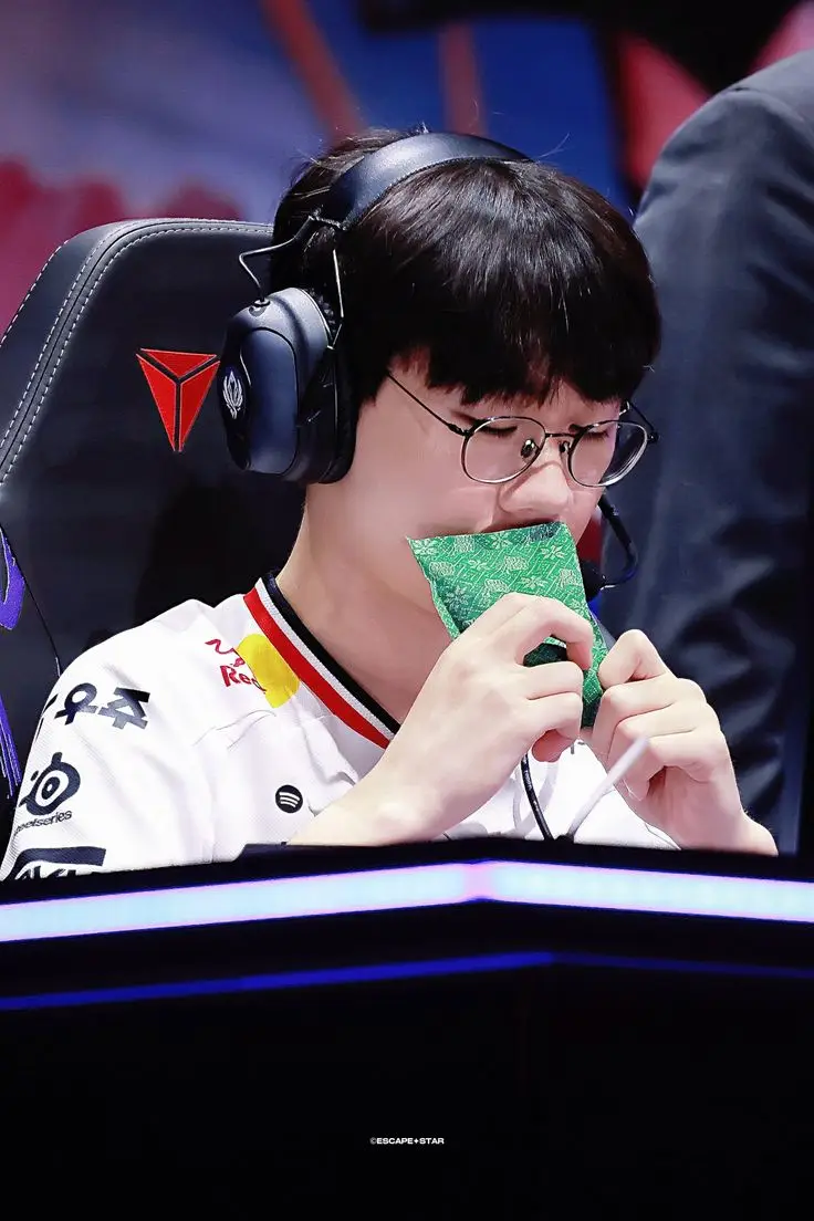 Sau chuyến công tác dài theo yêu cầu của ông chủ, Oner trở về biệt thự vào một sáng đầu đông se lạnh. Doran đứng tựa bên khung cửa sổ tầng hai, lặng lẽ dõi theo bóng dáng quen thuộc đang tiến vào cổng. Kể từ sau lần từ chối ấy, giữa họ như có một bức tường vô hình ngăn cách. Doran không còn đủ can đảm để đến gần, chỉ biết lặng lẽ trốn trong những góc khuất dõi theo anh từ xa, như một thói quen không thể dừng lại. Oner vừa bước qua sân, ánh mắt anh vô tình bắt gặp ánh nhìn của Doran. Trong khoảnh khắc ấy, tim Doran khẽ thắt lại, đau nhói đến nghẹn. Oner chỉ khẽ cúi đầu chào, động tác cứng nhắc và xa cách. Không còn nụ cười rực rỡ như ánh nắng ngày nào. Không còn hơi ấm từng khiến Doran tin rằng mình không cô độc nữa. Cậu cắn chặt môi, cố kìm nén tiếng nấc trào dâng trong lồng ngực. Không thể chịu đựng nổi ánh mắt thờ ơ ấy, Doran quay lưng, bước trở vào phòng và khép cửa lại, giam mình trong im lặng. Bữa trưa hôm đó, cậu không xuống ăn. Tin cậu chủ nhỏ bỏ bữa nhanh chóng truyền đến tai Oner. Lòng anh khẽ se lại, một cảm giác nặng nề len qua từng nhịp thở. Sau một hồi do dự, anh bước đến trước căn phòng tầng hai quen thuộc. Trước cánh cửa gỗ trắng, Oner dừng lại, bàn tay anh chần chừ giữa không trung rồi khẽ gõ. “Cậu chủ... tôi vào được không?” Không có động tĩnh. Anh lặng đi vài giây rồi chậm rãi vặn tay nắm cửa. Cánh cửa không khóa. Một lần nữa, anh gõ nhẹ lên cánh cửa rồi khẽ đẩy bước vào. Ánh sáng lờ mờ từ khung cửa sổ hắt lên dáng người mảnh khảnh đang gục đầu bên bàn. Doran vẫn mặc bộ đồ ở nhà đơn giản, mái tóc hơi rối, đôi má lấm tấm nước mắt chưa kịp lau khô. Tim Oner như bị ai bóp chặt. Anh tiến lại gần, định nhẹ nhàng đỡ cậu dậy cho thoải mái hơn, thì ánh mắt vô tình lướt qua cuốn nhật ký đang mở toang trên bàn. Trang giấy loang lổ nét chữ nguệch ngoạc, nhưng từng dòng, từng chữ lại như những mũi dao đâm thẳng vào tim anh. “Hôm nay mình lại đợi Oner…” “Không sao đâu, mình có thể đợi thêm chút nữa.” “Chỉ cần anh ấy còn ở đây, mình vẫn sẽ cố gắng chịu đựng.” “Mình thích anh ấy… rất thích, dù anh ấy không cần mình nữa.” Oner siết chặt bàn tay, nỗi đau trong lòng dâng lên, quặn thắt. Hoá ra Doran vẫn luôn đợi anh. Cậu vẫn chưa một lần buông bỏ mặc cho sự lạnh lùng anh cố gắng dựng lên giữa hai người. Anh biết… anh đã thích cậu từ rất lâu, từ khoảnh khắc Doran cười với anh bằng ánh mắt trong veo như nắng sớm. Nhưng anh chỉ là một vệ sĩ nhỏ bé, xuất thân thấp kém thì làm sao dám mơ tưởng đến cậu chủ cao quý của mình? Anh đã chọn cách từ chối, chọn cách rời xa để chôn giấu tình cảm và cũng để bảo vệ cậu khỏi những lời dị nghị khắc nghiệt của thế gian này. Oner chậm rãi đưa tay, định khẽ chạm vào mái tóc mềm mại trước mặt thì Doran bỗng khẽ cựa mình, đôi hàng mi run run mở ra. Cậu sững người khi nhận ra Oner đang đứng trước mặt mình, sau đó liền cầm lấy quyển nhật ký và đẩy nó đi xa khỏi tầm với của anh. Đôi mắt cậu đỏ hoe, đong đầy uất ức và tổn thương. 