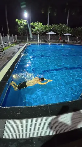 lại tiếp tục câu chuyện học bơi sải dài lê thê của mình,nào là xoay nghiêng đầu lấy hơi thấp thôi,nào là rút chỏ tay cao lên,nào là xoay hông uyển chuyển,nào là tay chờ tay rướn,nào là chân đập 1 nhịp 2 nhịp 3 nhịp 4,5,10,15,20,25,30,100 chưa được,tập lại😪😪😪#swim #bơilội #họcbơi #bơisải 