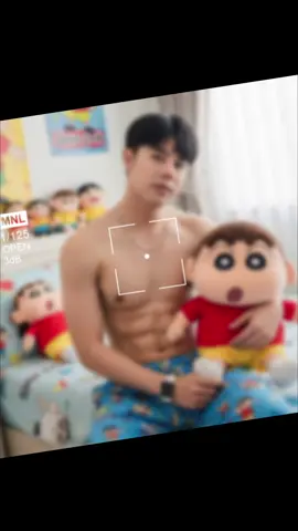 Prompt: สร้างรูปภาพชายหนุ่มหุ่นดีมีซิกแพคนิดหน่อย หน้าตาตามรูปที่แนบ 100% กำลังโพสต์ท่าสบายๆ โดยสวมกอดตุ๊กตาชินจังไม่สวมเสื้อ และสวมกางเกงชุดนอนลายชินจังและใส่สร้อยคอเส้นเล็กๆ รวมถึงนาฬิกา Apple Watch ที่ข้อมือซ้าย (นั่งเอียงตัวเล็กน้อย) และหันหน้าเข้าหากล้องอย่างผ่อนคลาย ฉากหลังเป็น ห้องนอนมีตุ๊กตาชินจังเต็มห้อง ทุกอย่างเป็นชินจังทั้งหมด ภาพคมชัด 8k #ai #aiart #gemini #fyp #05 