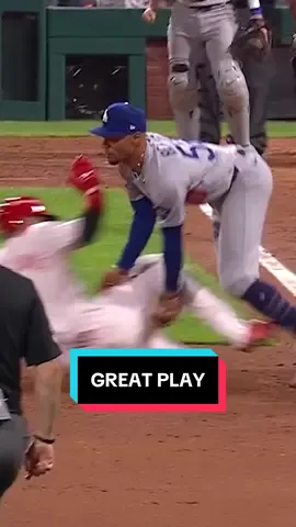 Max Muncy said no bunting on me today 🙅 #MLB #Dodgers #Postseason #baseball 