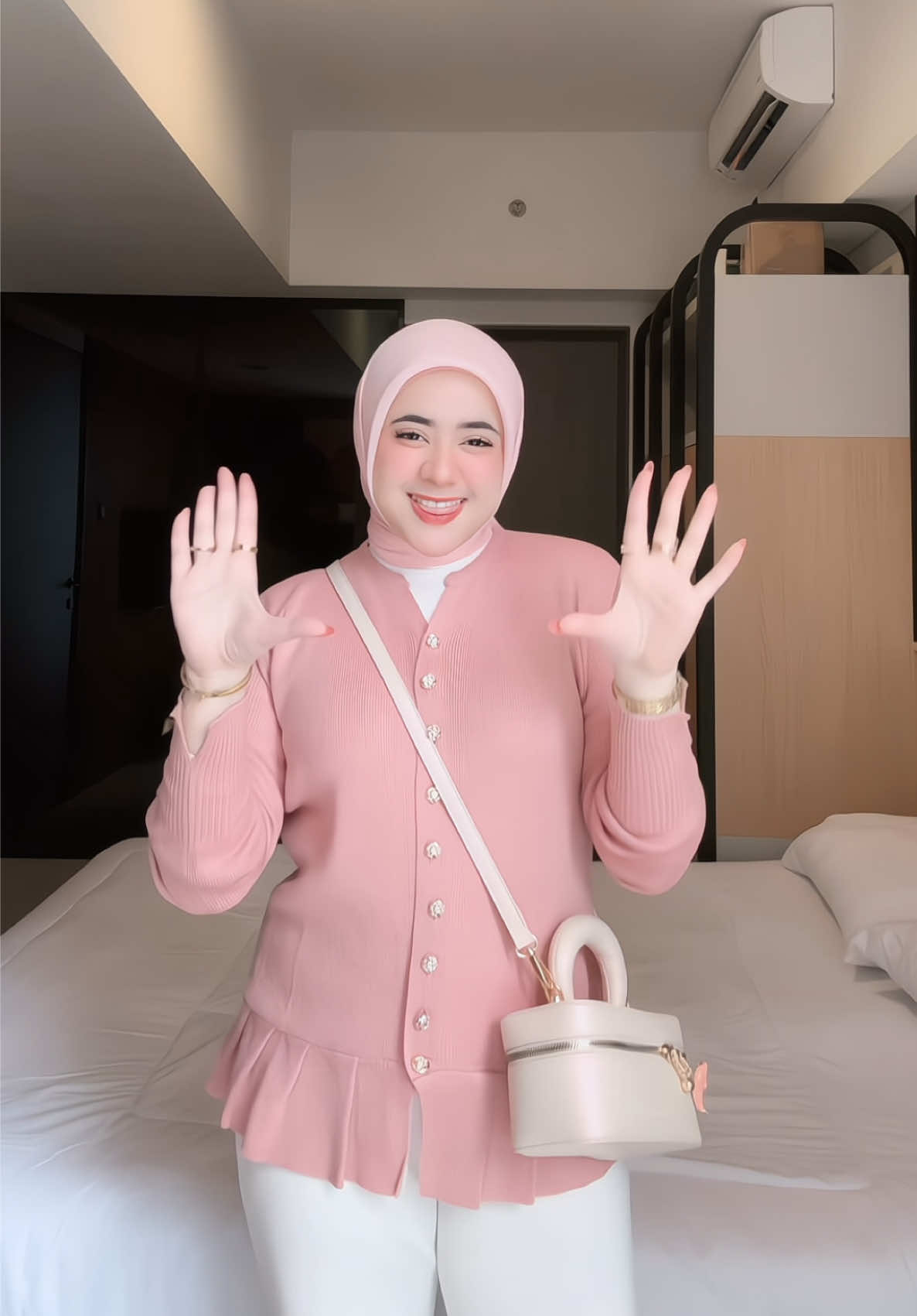 aku bukan polisi kubuat mu angkat tangan✋🏻💐 #cardigan #cardiganrajut #cardiganoutfit #cardiganpremium #ootdhijabstyle 