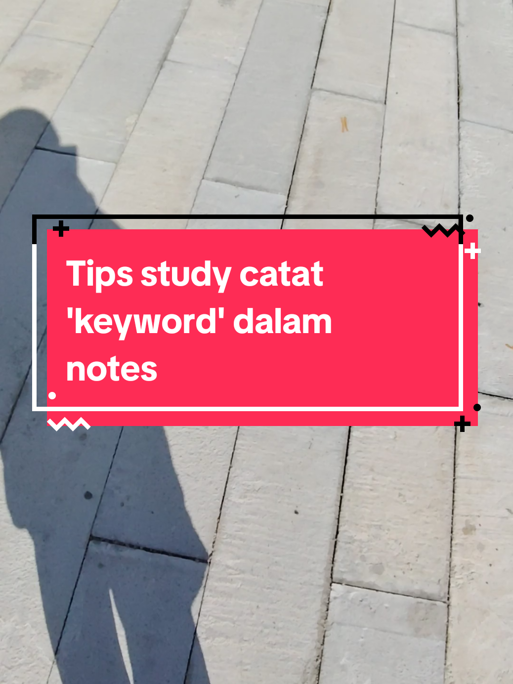 Replying to @user8299284857936 Sebenarnya, bukan semua benda pensyarah cakap tu kena tulis. Fokus pada 5 benda ni je: 1️⃣ Nada suara berubah. Bila lecturer ulang ayat atau tekan perkataan, itu hint yang kena take note Contoh: “This is the main function you must understand…” Awak tulis terus, tu confirm keluar exam! 2️⃣ Ulang point dua kali. Kalau lecturer awak explain benda sama dengan ayat lain, itu core concept. 3️⃣ Slide bold atau tulis kat papan. Bila lecturer tulis sendiri, bukan sekadar baca slide, itu benda penting. 4️⃣ Signal words. Dengar bila lecturer cakap “The key point is…” atau “In summary…”, wajib terus highlight! 5️⃣ Bagi contoh real-life. Bila teori disambung dengan patient case or real example, ni maksudnya konsep tu penting untuk faham aplikasi sebenar. Catat keyword, bukan ayat penuh. Kalau awak nak join community student 4 flat, follow & click link di bio saya sekarang. Moga bermanfaat ☺️
