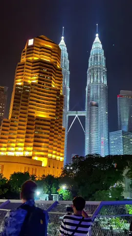 The Saloma Link Bridge (officially called Saloma Link Bridge Kuala Lumpur) is a beautiful pedestrian bridge in Kuala Lumpur, Malaysia, connecting Kampung Baru and KLCC (near Petronas Twin Towers)#creatorsearchinsights #fyp #malaysia #tourist #petronastower 