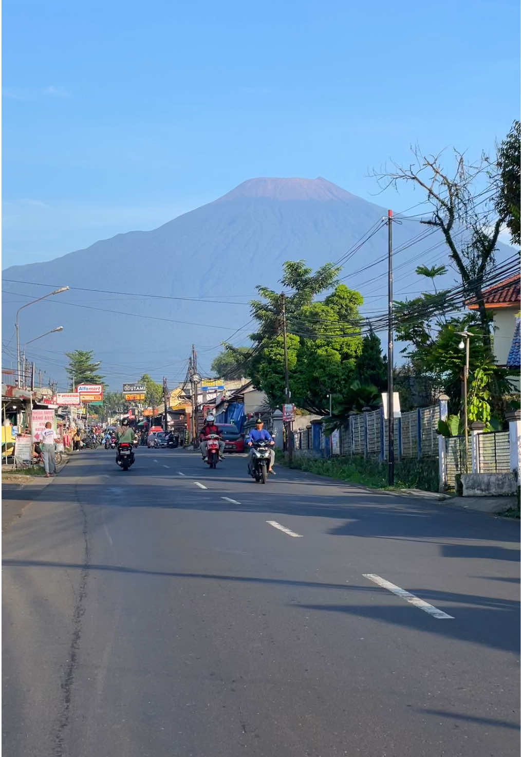 Gunung Slamet terlihat dari Pasar Kutasari... #GunungSlamet #Kutasari #Purbalingga #fyp 