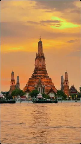 แสงอาทิตย์ยามเย็นเวลา18.00ที่วัดอรุณ #วัดอรุณราชวราราม #วัดอรุณ #watarun #เที่ยวไทย 