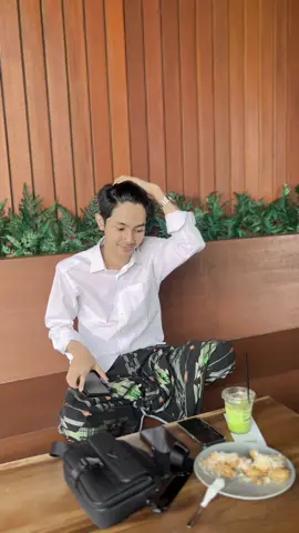 sekali lagi deh,candu banget soalnya @Syafiqalatas @ASYIQ_official [Achmad Syafiq] #syafiqalattas #asyiqofficial #asyiqmania #cafe #nongkrong 