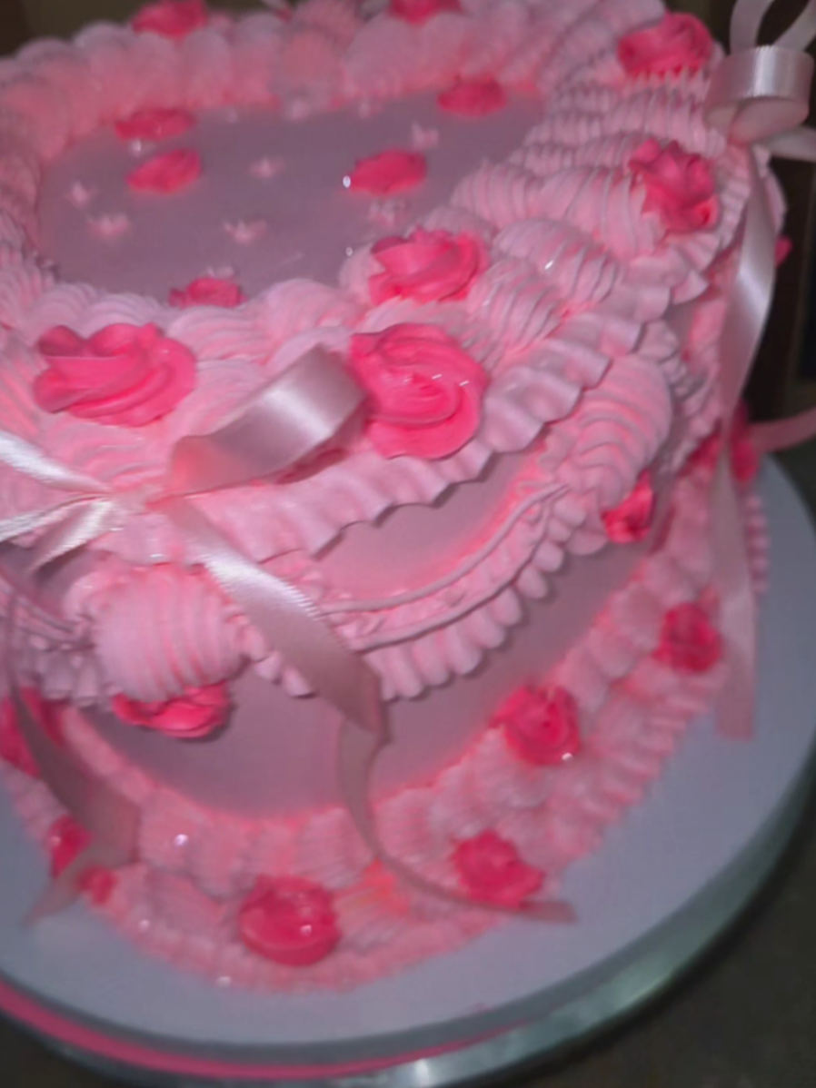 #heartcake #cake #cakedecorating 