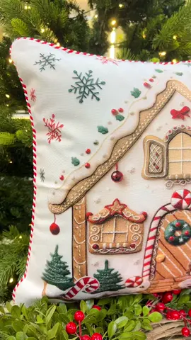 Almofada Natalina Cordone Casa Candy – 43x43cm – 445502 Almofada natalina decorativa com acabamento Cordone e estampa Casa Candy, no tamanho 43x43cm. Uma peça encantadora que combina suavidade, cor e o espírito alegre do Natal. Ideal para sofás, poltronas e camas, deixando o ambiente acolhedor e cheio de charme festivo. ✨ O Natal na Casarinhome já começou. Aqui você encontra as novidades! 📍 Casarin Tintas & Home – Tudo em um só lugar Rua São Domingos, 289 – Jardim de Lucca, Itatiba/SP #NatalCasarinhome #CasarinHome #CasarinTintas #Natal2025 #AlmofadaNatalina                