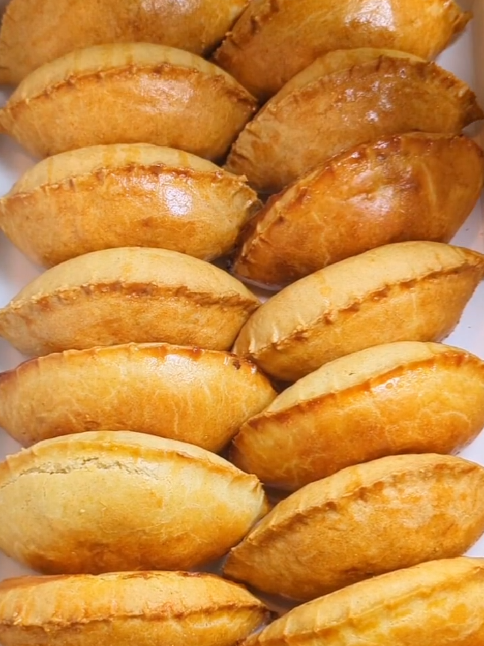 MEAT PIE RECIPE 👇  Ingredients For the dough: * 1 kg  all-purpose flour *3 tsp baking powder *1 tsp salt *500g (1 cup) cold butter or margarine, diced *2 large eggs / ½ cup cold water For the filling: *minced beef * small onion, chopped *clove garlic, minced (optional) *medium potato, peeled and diced small *small carrot, diced small *1 tbsp flour (to thicken) *½ cup beef stock or water * thyme * curry powder Salt and black pepper, to taste #meatpie #pie #Uk #cookingwithemi #FoodLover 