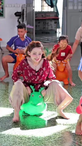 🌿 Quang và Ngân đã chọn một nơi xa xôi, ít ai ghé thăm. Các Sơ nói: “Anh chị là những nghệ sĩ đầu tiên đến đây.” Tụi nhỏ vui lắm, chắc sẽ về kể mãi không quên. @Lương Bằng Quang  Nhưng càng đi xa, lòng càng nặng trĩu… Thứ mang về không chỉ là kỷ niệm, mà là vốn liếng tinh thần – để nhắc mình: còn đi được, còn cho đi được, thì phải tiếp tục. ❤️  #ngan98 #luongbangquang  #tuthien 