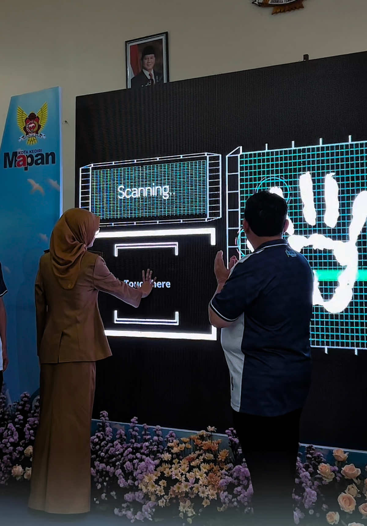 Wali Kota Kediri Launching Aplikasi Flow Tirta Dhaha Mobile: Dorong Digitalisasi Pelayanan Air Bersih KEDIRI – Wali Kota Kediri Vinanda Prameswati secara resmi melaunching aplikasi Flow Tirta Dhaha Mobile, inovasi digital terbaru dari Perumda Air Minum Tirta Dhaha Kota Kediri, Selasa (7/10/2025). Peluncuran aplikasi ini menjadi langkah nyata PDAM Kota Kediri dalam meningkatkan kualitas dan kecepatan pelayanan publik di era digital. Dalam sambutannya, Wali Kota Vinanda menyampaikan apresiasinya atas inovasi digital yang dilakukan oleh Perumda Air Minum Tirta Dhaha. Menurutnya, keberhasilan sebuah aplikasi tidak hanya diukur dari tingkat kecanggihannya, melainkan dari manfaat nyata yang dirasakan masyarakat. “Keberhasilan aplikasi ini tidak dilihat dari kecanggihannya, tetapi dari seberapa besar aplikasi ini bermanfaat bagi masyarakat,” ujar Wali Kota Vinanda. Ia menambahkan, peluncuran Flow Tirta Dhaha Mobile merupakan bentuk nyata langkah digitalisasi layanan publik yang diharapkan dapat mempermudah masyarakat dalam mengakses berbagai layanan PDAM. “Ini adalah wujud nyata PDAM melakukan digitalisasi, yakni menghadirkan kecepatan layanan kepada masyarakat Kota Kediri. Dengan hanya menggenggam telepon, masyarakat kini bisa melakukan berbagai hal—mulai dari pengaduan, pengecekan tagihan, hingga pembayaran,” tambahnya. Aplikasi Flow Tirta Dhaha Mobile diharapkan mampu meningkatkan efektivitas dan efisiensi layanan air bersih di Kota Kediri, sekaligus memperkuat komitmen pemerintah daerah dalam menghadirkan pelayanan publik yang modern, cepat, dan berorientasi pada kebutuhan warga. #vinanda #vinandaprameswati #kediri #kediri24jam #mbakvinandauntukkediri  