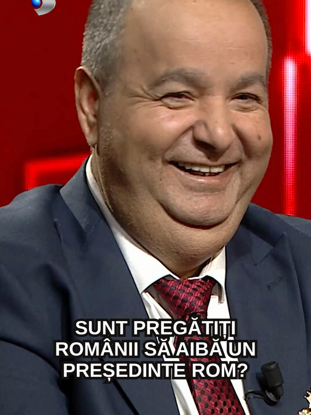 Sunt pregătiți românii să aibă un președinte rom? În 2020, Dorin Cioabă a candidat la Primăria Sibiu, obținând doar 80 de voturi. Patru ani mai târziu, a deschis lista Partidului Național Conservator Român la parlamentare, fără succes. A povestit că a fost curtat politic de Nicolae Ciucă, Marcel Ciolacu și Elena Lasconi, dar a refuzat să candideze la președinție, glumind: „Mi-am zis că, dacă aș candida, ar zice lumea că la Sibiu e fabrică de președinți.” #40deintrebari #40deintrebaricudeniserifai #kanaldromania #deniserifai #showbiz #dorincioabă