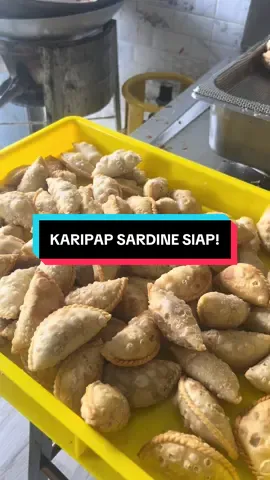 Alhamdulillah! 6kg tepung siap utk karipap sardine. Ini pon gilaan ramai tau. Korang jangan tunggu karipap nie habis baru nak carik tau 🤪. #karipapfrozenipoh #resepisimple #karipapfrozen #kuihfrozenipoh 