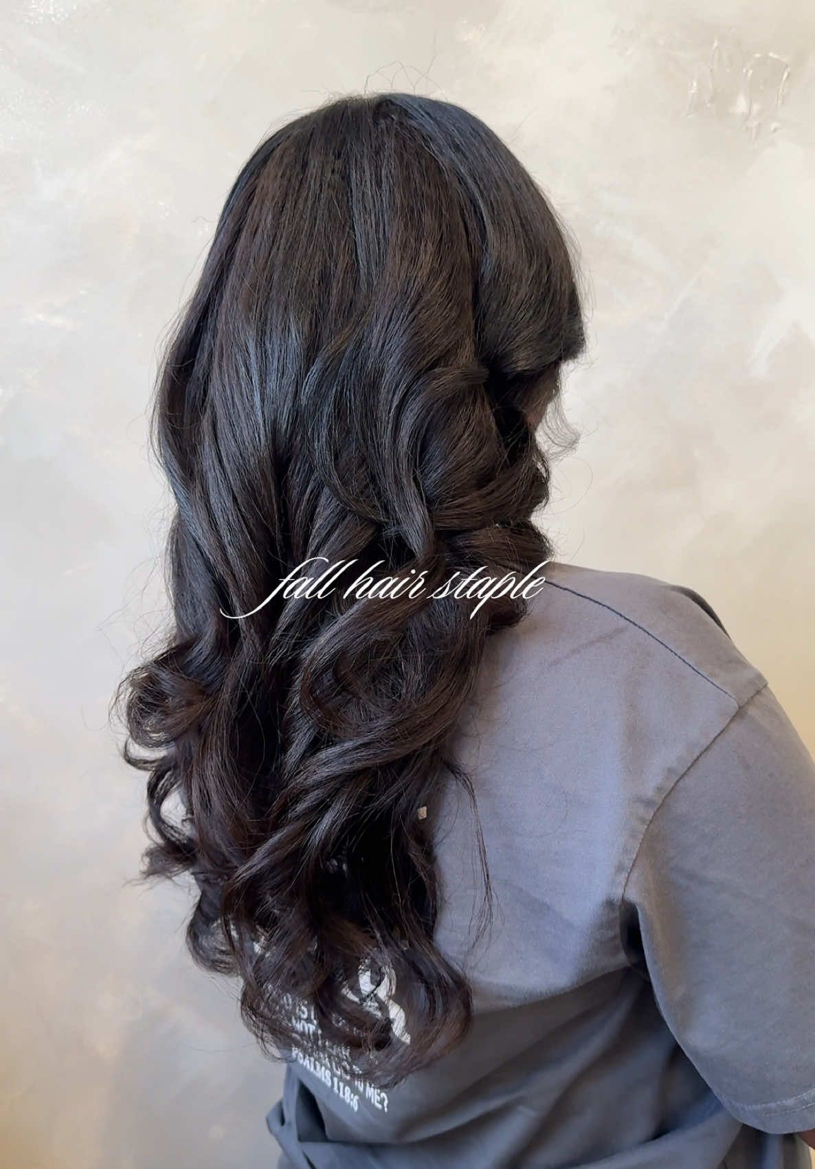 Fall is all about cozy looks and effortless styles 🍂✨ Our kinky clip-ins are your new fall staple  perfect for giving your hair a break and keeping your look full and flawless! Shop now at Kamphair.com #clipins #kinkystraightclipins #naturalhairclipins #texturedclipins  