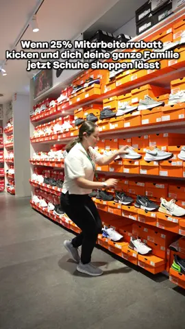 Nicht nur Azubi, sondern auch Schuh-Versorger für die ganze Familie 💚🫵 Bewirb dich bei uns: deichmann-karriere.de!