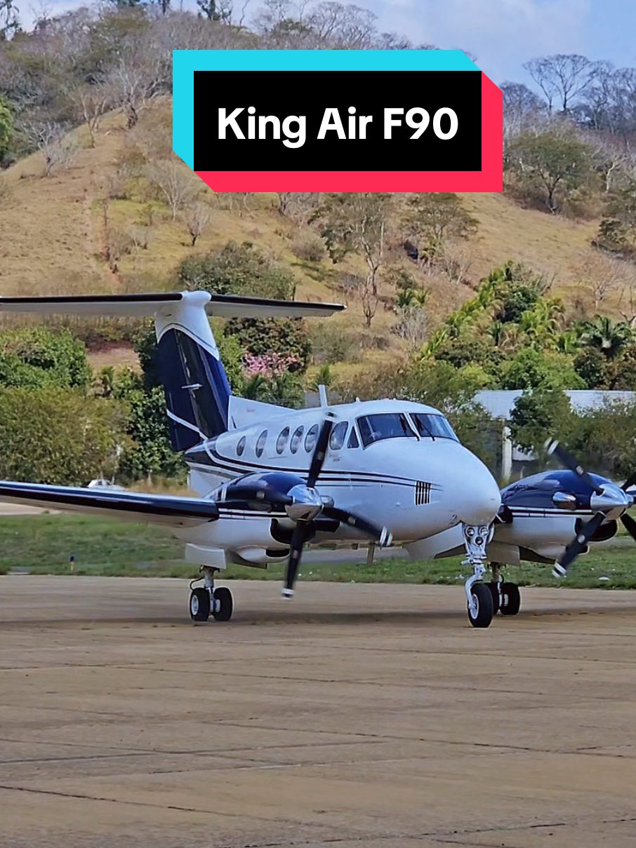 Avião bimotor turboélice King Air F90 chegando no aeroporto de Ubá MG #aviation #airport #pilot #aviao 