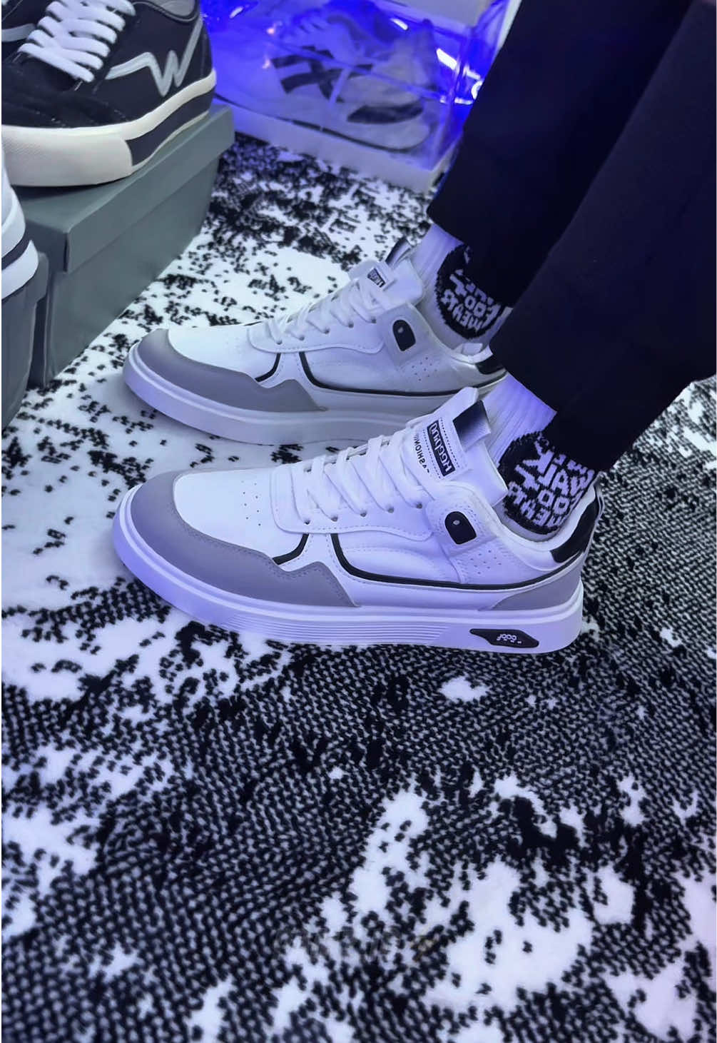 Sepatu putih keren original😎 #sepatusneakers #sepatucasual #sepatukeren #sepatutrend 