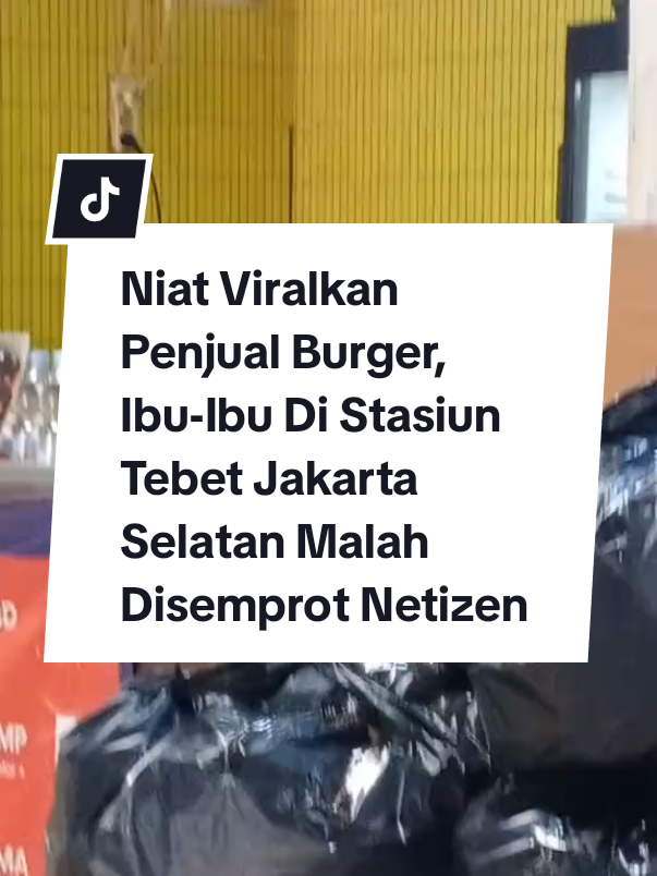 Seorang ibu-ibu di Stasiun Tebet, Jakarta Selatan, jadi sorotan setelah mengunggah video curhat ke akun TikTok nya pada Senin (6/10/2025). Dalam video tersebut, ia mengeluhkan sikap seorang penjual burger yang menurutnya bersikap sinis saat dirinya mengisi daya ponsel di area Stasiun. Ibu itu cerita bahwa ia hanya duduk di dekat lapak burger sambil menunggu dan menyalakan pengisian daya ponselnya. Namun, sang penjual disebut terus memandanginya dengan tatapan kurang bersahabat, seolah ia harus membeli dagangan ditempat tersebut. Namun, niat ibu itu untuk memviralkan kejadian tersebut justru berbalik arah. Alih-alih mendapat dukungan, banyak warganet yang justru menyemprotnya. Vt by: wiwa4243 #hariharijakarta #jktinfo #infojakarta #jakarta #jakartatimur 