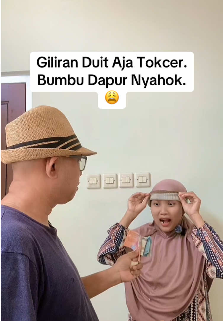 Haiyaaaaaa, macam mana pula ini. Istri kalian gini juga gak sih. Apa cuma istri saya aj, atah atah ataaaaaah…. Pantesan tiap masak rasanya aneh mlulu 😭 #pasutrikocak #suamiistrikocak #foryoupage #lucu_ngakak #lucu 