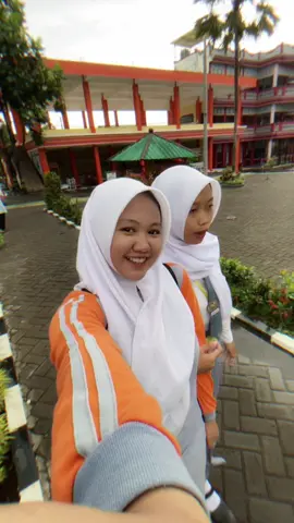 Hmm… @almirawrr 🦖 #CapCut #waktusore #pulangsekolah #🔥🔥🔥 