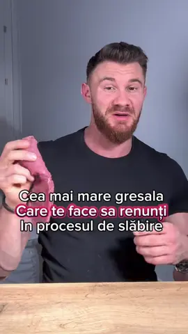 Factori care duc la reținerea apei în corp: 1. Exces de sare (sodiu) • Sodiul reține apa în țesuturi → apare balonarea și umflarea (în special la nivelul gleznelor, degetelor, abdomenului). 2. Deshidratarea • Paradoxal, când bei prea puțină apă, corpul „intră în panică” și păstrează cât mai multă → reții lichide. 3. Ciclul menstrual (la femei) • Schimbările hormonale (progesteron, estrogen) duc frecvent la retenție de apă premenstruală. 4. Mese bogate în carbohidrați • 1 g de glicogen (forma în care corpul stochează carbohidrații) reține aprox. 3-4 g de apă. • De aceea, după un cheat meal bogat în paste, pizza sau dulciuri, cântarul sare cu 1-2 kg în plus. 5. Statul mult pe scaun sau în picioare • Circulația sângelui e mai slabă → limfa stagnează → apare retenția de apă în picioare. 6. Stresul cronic • Cortizolul crescut dereglează echilibrul de sodiu și apă → corpul reține lichide. 7. Lipsa de mișcare • Fără contracții musculare regulate, limfa nu circulă eficient → apare umflarea membrelor. ⸻ Factori care ajută la eliminarea apei în exces: 1. Hidratarea corectă • 30-40 ml apă/kg corp este ideal. • Apa „spală” excesul de sodiu și îmbunătățește funcția rinichilor. 2. Reducerea consumului de sare și alimente procesate • Mezeluri, snacksuri, fast-food → pline de sodiu. 3. Creșterea aportului de potasiu și magneziu • Banane, spanac, cartofi, avocado, apă minerală, semințe → contrabalansează sodiul. 4. Activitatea fizică zilnică • Mișcarea stimulează circulația limfatică și transpirația → eliminarea apei. 5. Alimentația antiinflamatoare • Omega-3, legume colorate, turmeric, ghimbir → reduc inflamația și retenția. 6. Somnul odihnitor • Ajută la reglarea hormonilor (inclusiv ADH și cortizol). #slabire #stildeviatasanatos #nutrition #nutritie #retete 