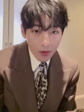 OMGGG VOGUE PHÁP - MỘT TRONG 4 TẠP CHÍ VOGUE LỚN NHẤT THẾ GIỚI TUNG LOẠT ẢNH VÀ VIDEO ĐỘC QUYỀN VỚI TAEHYUNG 🥺 🗣️ #PFWDiaries: Hãy đắm mình vào hậu trường một ngày của @thv - từ lúc anh khởi hành đến show diễn cho đến after party của buổi trình diễn CELINE Xuân/Hè 2026. Những hình ảnh và video độc quyền, như thể bạn đang lướt qua cuộn phim trong điện thoại của anh ấy vậy. #VXCELINEPFW #CELINESUMMER2026 #TikTokAwardsVN #PFW 