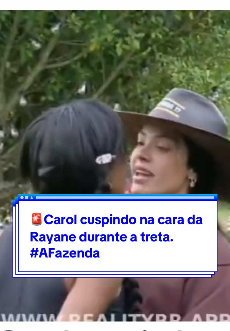 🚨Carol cuspindo na cara da Rayane durante a treta. #AFazenda #afazenda17 