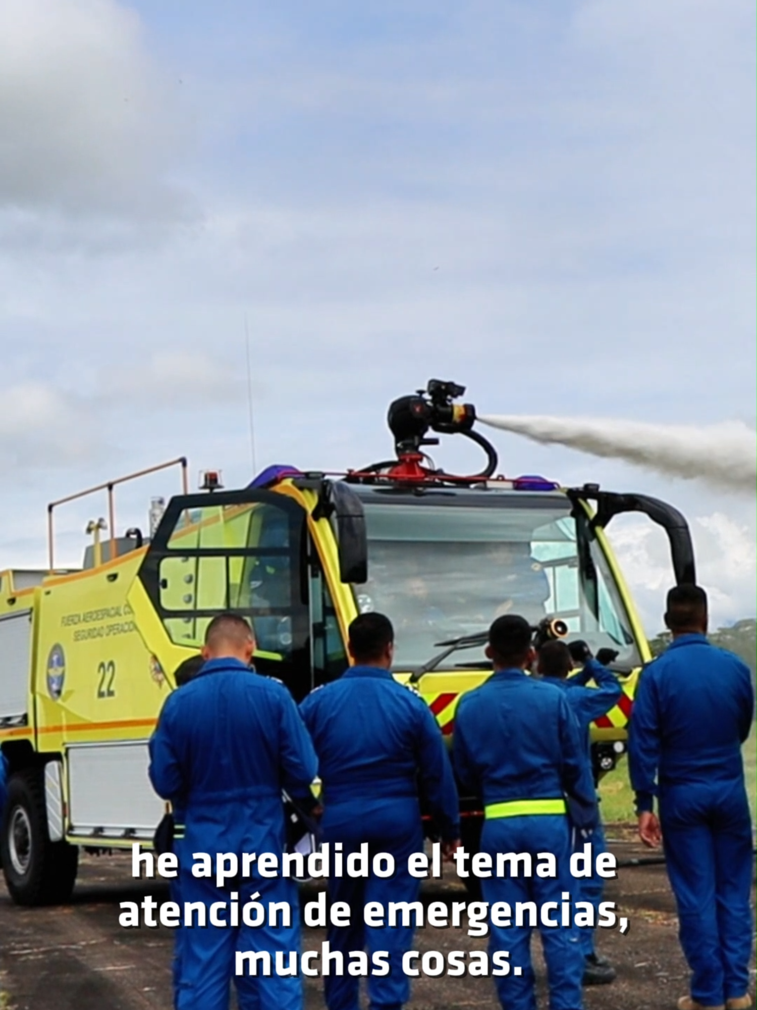 Orgulloso de ser #Wayúu y de servir a los colombianos como Bombero Aeronáutico en su #FuerzaAeroespacial🇨🇴, el Soldado Profesional Sossa Capuano nos invita en su lengua natal a hacer historia. #soldado#militar #bomberos #ProtegemosLaVida #MásQueUnUniforme