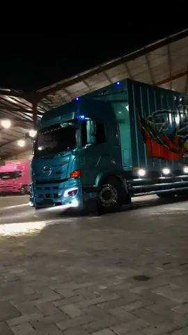 stronger bersama kep @Irvan khoer #tamcargo #kardusbalap #hino 