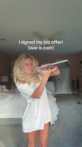 FINALLY!!! Officially an employed girl👩🏼‍💼👩🏼‍💼👩🏼‍💼 #warisover #joboffer #postgrad #corporate #employed 