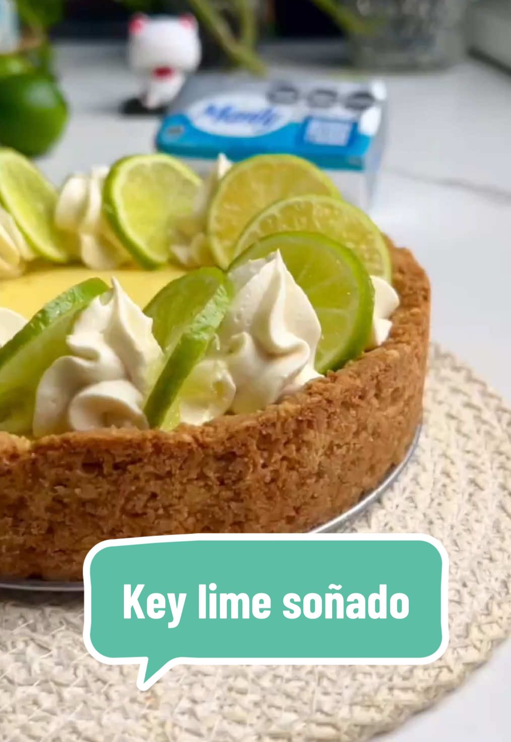 👌🏻👩🏼‍🍳 hoy les traigo la receta de una de mis tartas favoritas: deliciosa, aromática y sobre todo muy fácil! INGREDIENTES: MASA: -   300 gr. Galletitas de vainilla -   150gr. Margarina @manty RELLENO: — 400 gr. Leche condensada — Ralladura de 2 limas — Jugo de 4 limas —2 huevos COBERTURA: — 200 gr. Crema — 2 cdas. de Azúcar — 1 lima para decorar YO USÉ UN MOLDE DE 20 CM.  PASOS: — para la base, vamos a procesar las galletitas y luego la vamos a mezclar con margarina @manty (la puse unos segundos en el microondas para que se derrita) hasta que se une a todo — colocamos esta preparación en el molde, tanto en la base como los costados, distribuimos bien y llevamos a la heladera — Por otro lado para el relleno, vamos a mezclar la leche condensada junto con los huevos , luego incorporamos el jugo y la ralladura de la lima. — vertemos esta preparación sobre nuestra base de galletitas y llevamos horno a 170° durante 15 a 20 minutos(no se tiene que dorar la crema) 👩🏼‍🍳👉🏻 una vez fría, nuestra tarta, la decoramos con la crema que previamente batida junto con el azúcar 🧁👌🏻 si te sobraron, limas aprovecharlas para la decoración que te va a quedar aún más irresistible 🥰🎉 Y vos también usas siempre manty en tu cocina?! #keylimepie #keylimereceta 